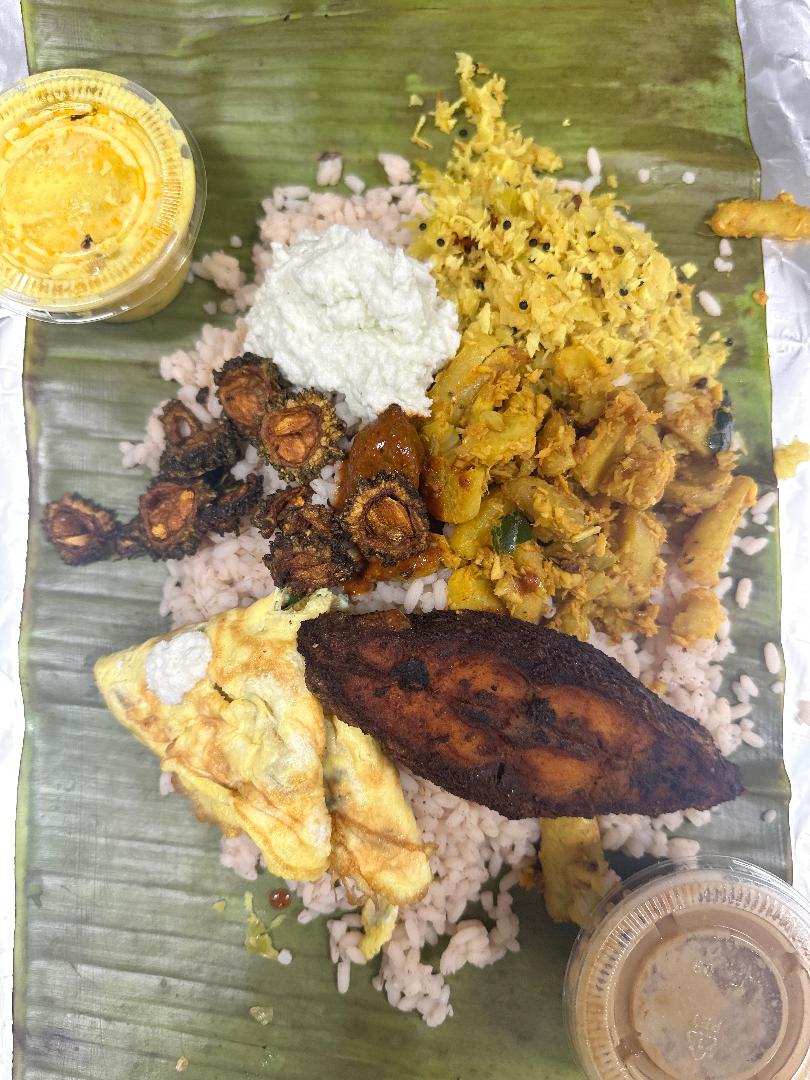 Pothichoru (Rice, cabbage Thoran, Chinese potato, fish fry, omelette, chammathi, Tender Mango pickle, kondattam & wheat Payasam)