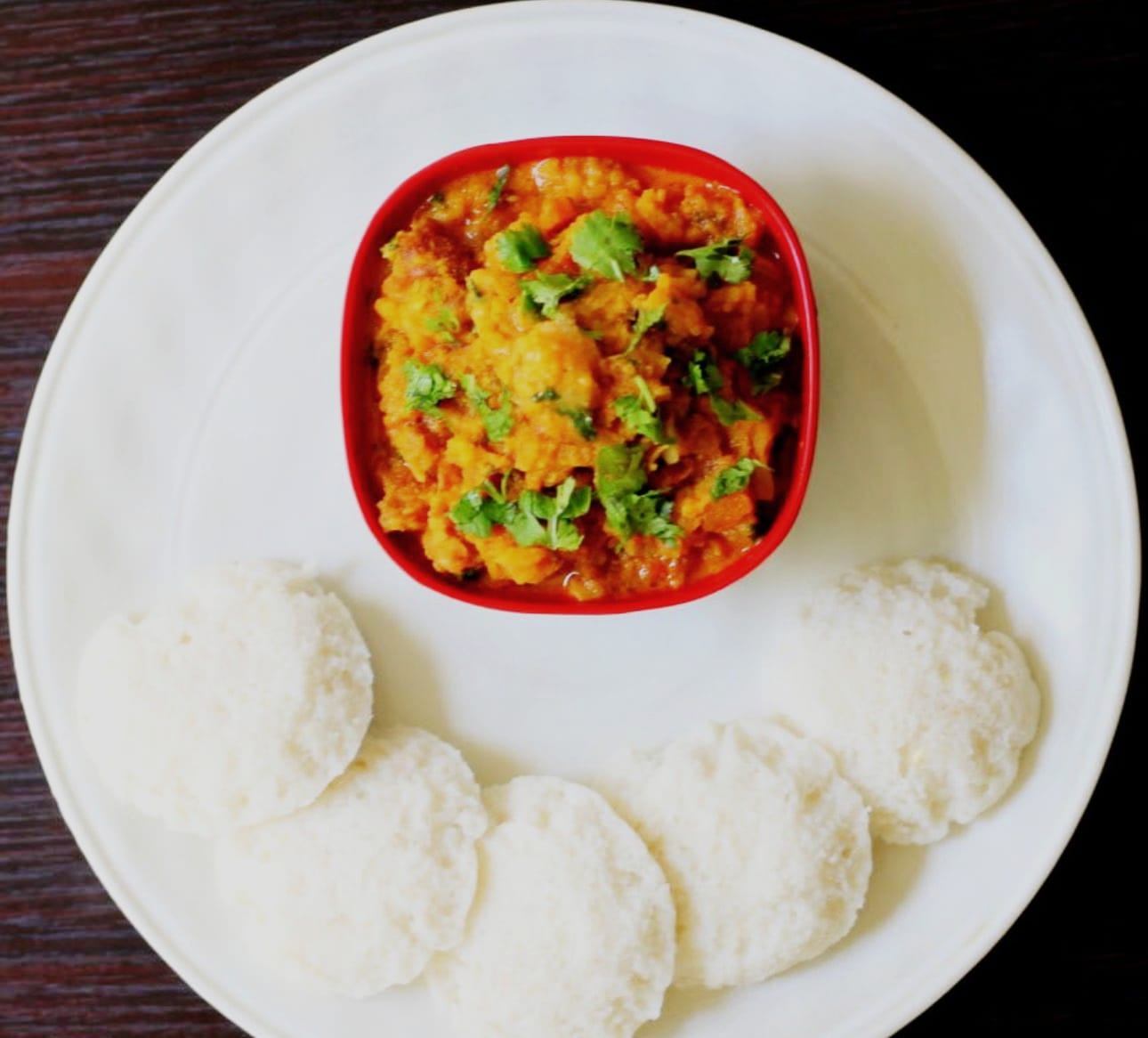 Tamil Nadu Style Idili With Vada Curry