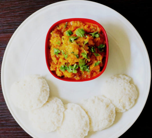 Tamil Nadu Style Idili With Vada Curry